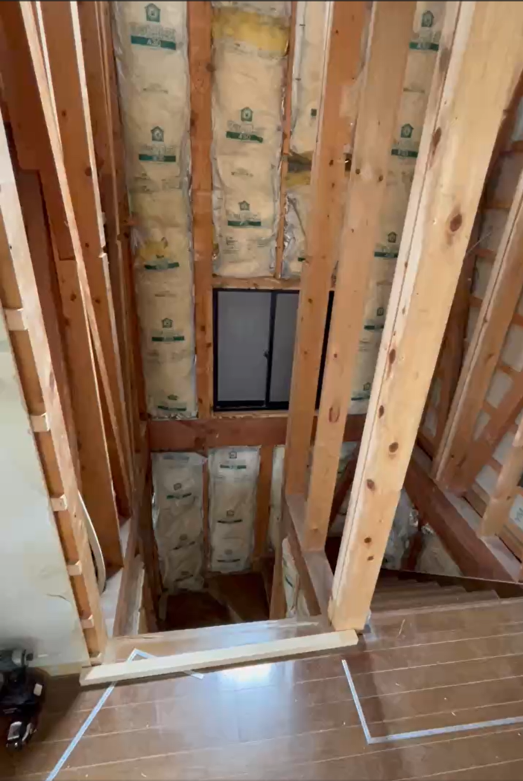 戸建て民泊の落とし穴　買った後に階段を1階から3階まで全部かけ直した話 画像