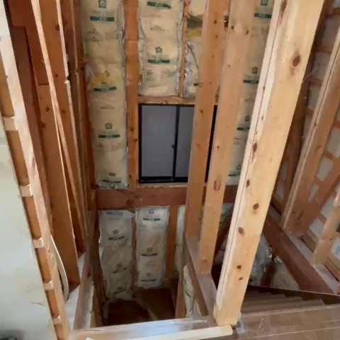 戸建て民泊の落とし穴　買った後に階段を1階から3階まで全部かけ直した話 アイキャッチ画像